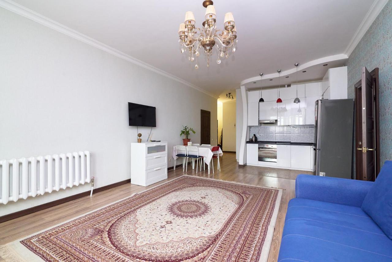 Apartamento Квартира В Самом Центре Столицы Казахстана Astaná Exterior foto